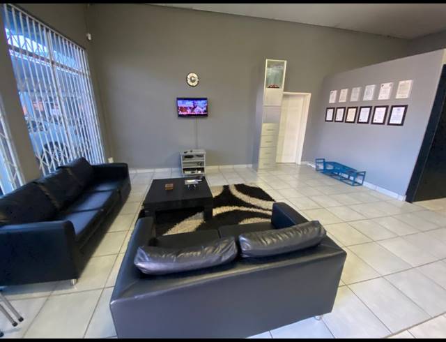 1,000M² BUSINESS CENTRE TO LET IN RUSTENBURG CENTRAL